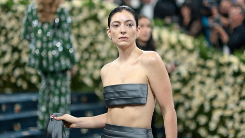 Interrogée sur son genre, Lorde s’identifie « au milieu », mais pas non-binaire