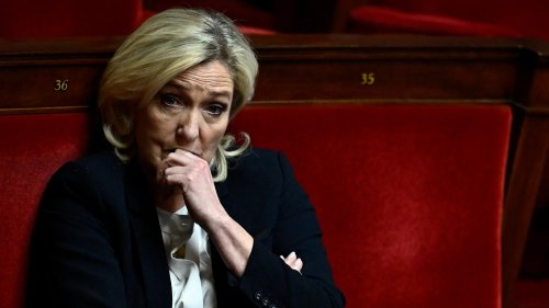 Marine Le Pen s’oppose à l’aide annoncée pour l’Ukraine (et livre un double aveu)