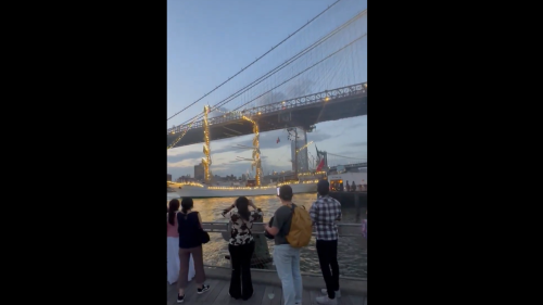 Un voilier heurte le pont de Brooklyn, les images invraisemblables de la collision qui a fait deux morts à New York