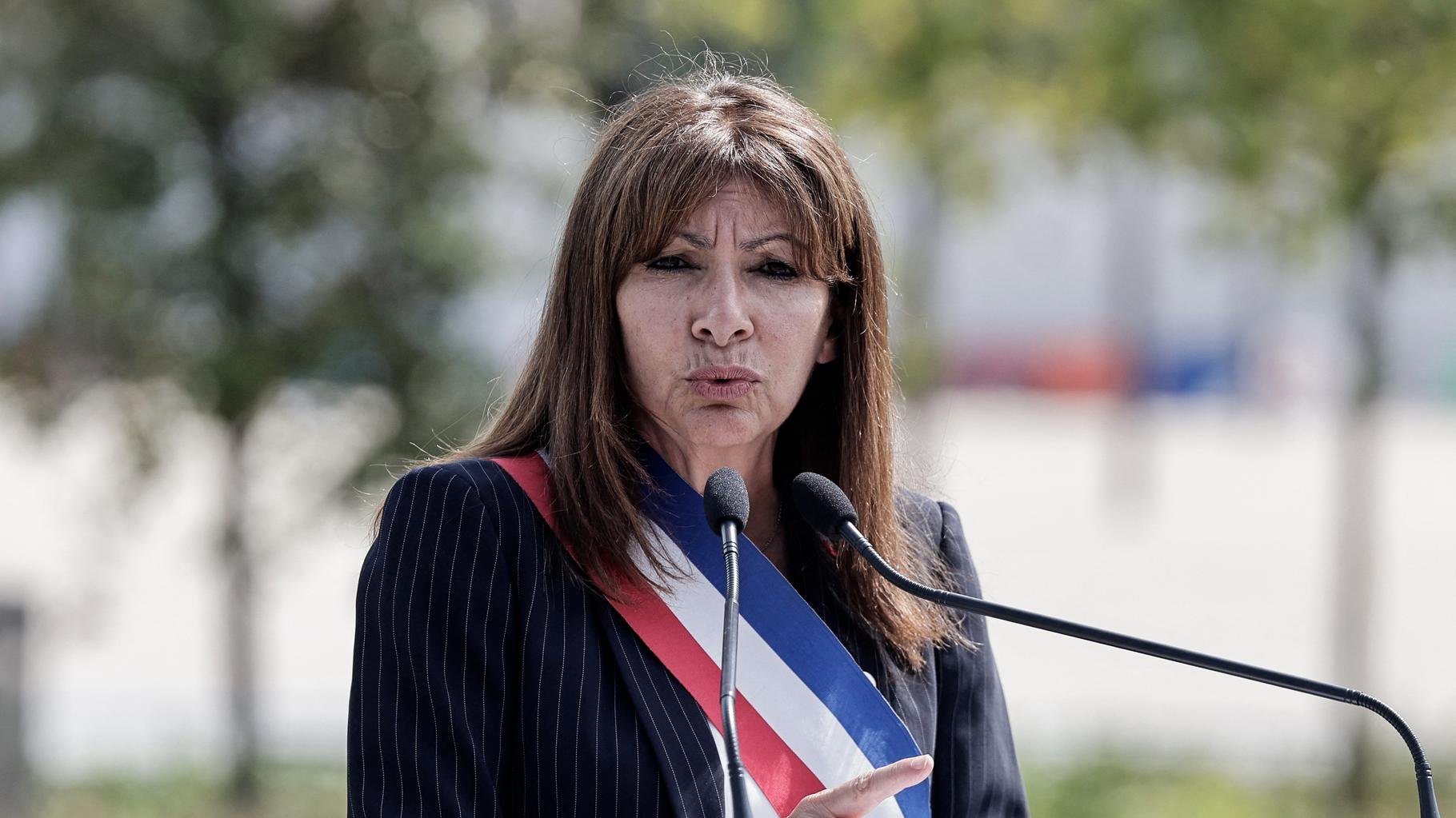 Ces agriculteurs taclés par Hidalgo pour l’abattage d’un arbre parisien lui ont envoyé un cadeau « emblématique »