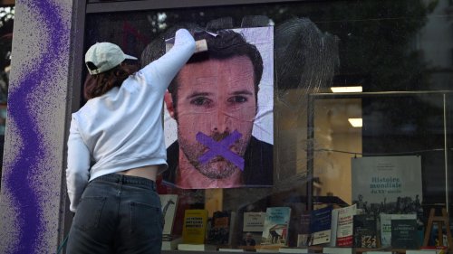 Pour dénoncer le livre de Nicolas Bedos, ces militantes féministes ont refait la déco chez son éditeur