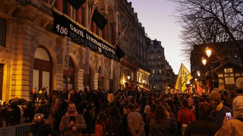 La Gaîté lyrique à Paris évacuée par les forces de l’ordre malgré une manifestation de soutien devant le théâtre