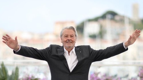 Alain Delon : « Les Derniers jours du Samouraï », le livre qui raconte les derniers mois (et les violences) de l’acteur