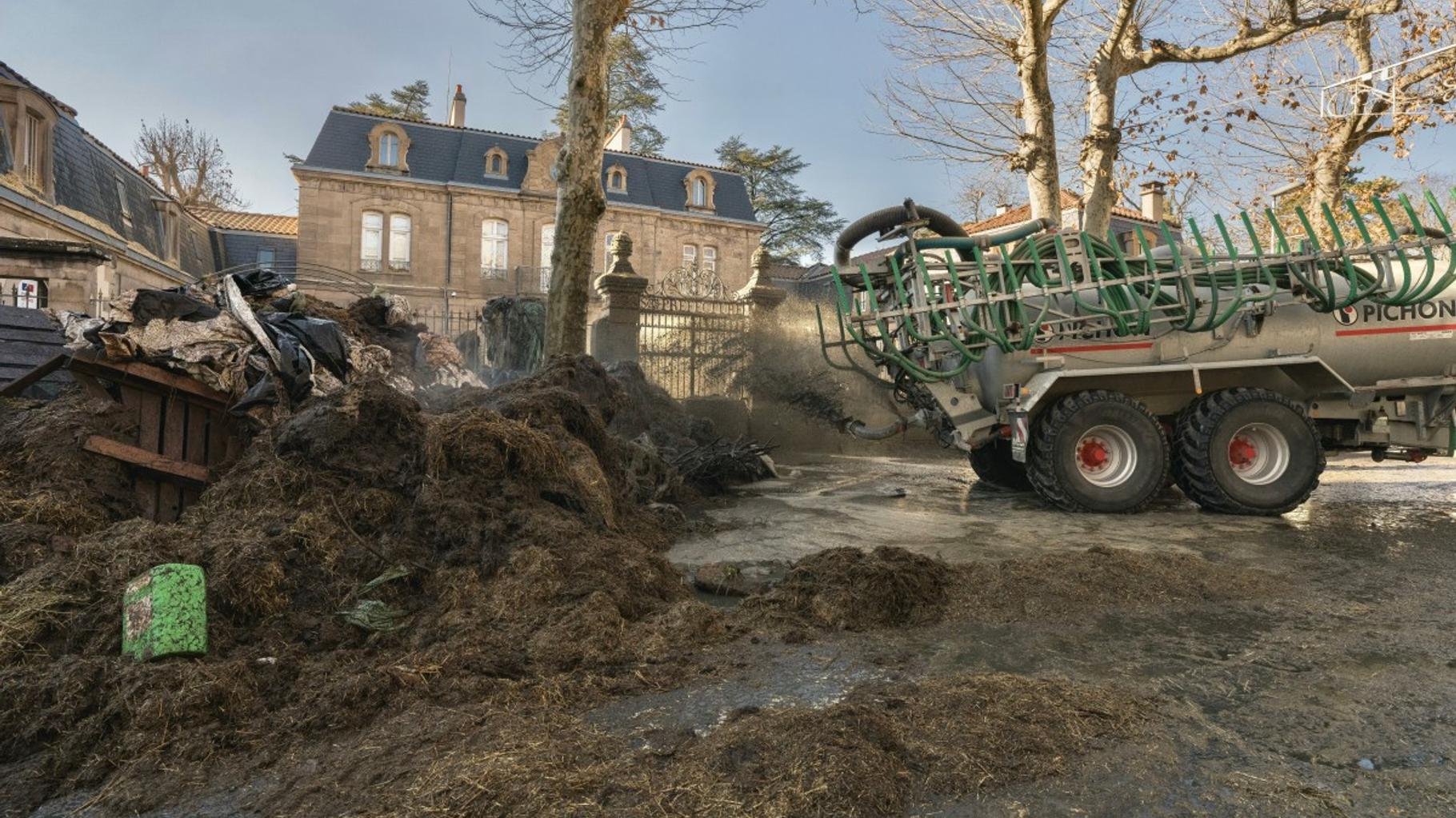 À Millau, les agriculteurs en colère recouvrent la sous-préfecture de lisier et détritus