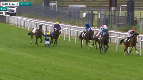 L’incroyable cascade du jockey Kevin Nabet à l’hippodrome d’Auteuil en images