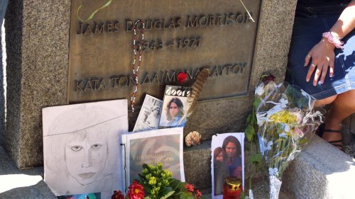 Le buste de Jim Morrison volé au cimetière du Père-Lachaise retrouvé 37 ans après