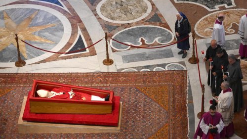 Sœur Geneviève, amie du pape François accusée d’avoir enfreint le protocole à Rome, se défend