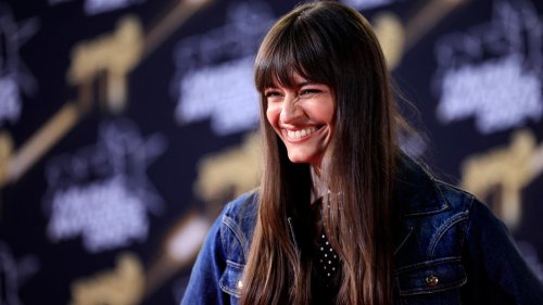 Clara Luciani se confie sur l’acceptation de sa maladie neurologique, le tremblement essentiel
