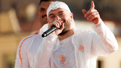 Jul joue à guichets fermés au Stade de France mais a trouvé un moyen de s’enrichir davantage
