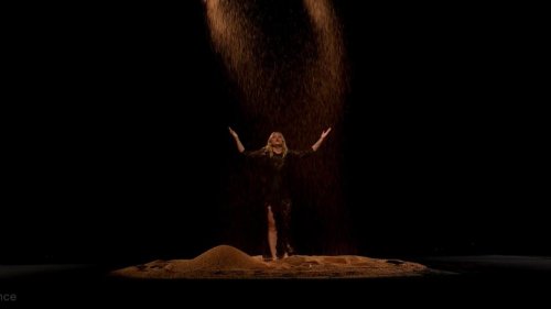 Eurovision 2025 : Louane bouleverse (et mange du liège) pour son premier direct avant la finale