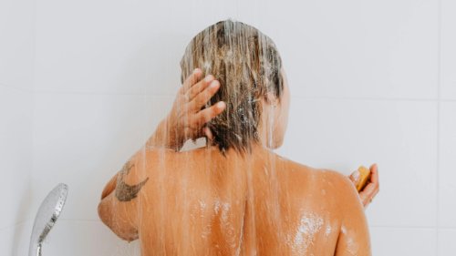 Faut-il se doucher le matin ou le soir ? Une microbiologiste clôt enfin le débat une bonne fois pour toutes