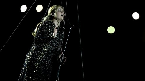 Louane fait participer sa fille sur « Maman », sa chanson pour l’Eurovision 2025, en plein Stade de France