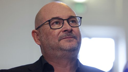 Cauet de retour sur « Europe 2 » après sa mise en examen pour viols, accueilli par des Femen à son arrivée