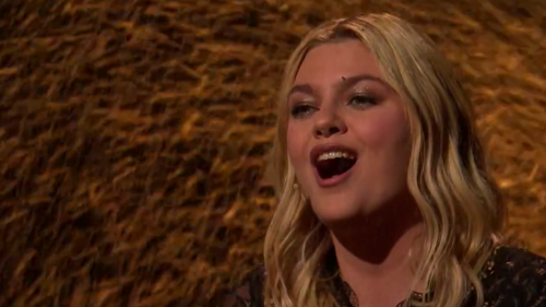 Eurovision 2025 : Louane réussit à « arrêter le temps » avec sa prestation émouvante sur « Maman »