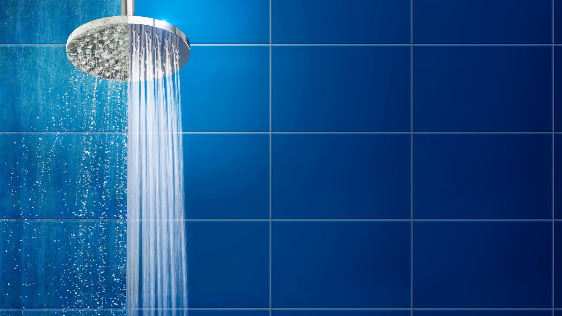 En pleine canicule, prendre une douche froide pour se rafraîchir est LA fausse bonne idée