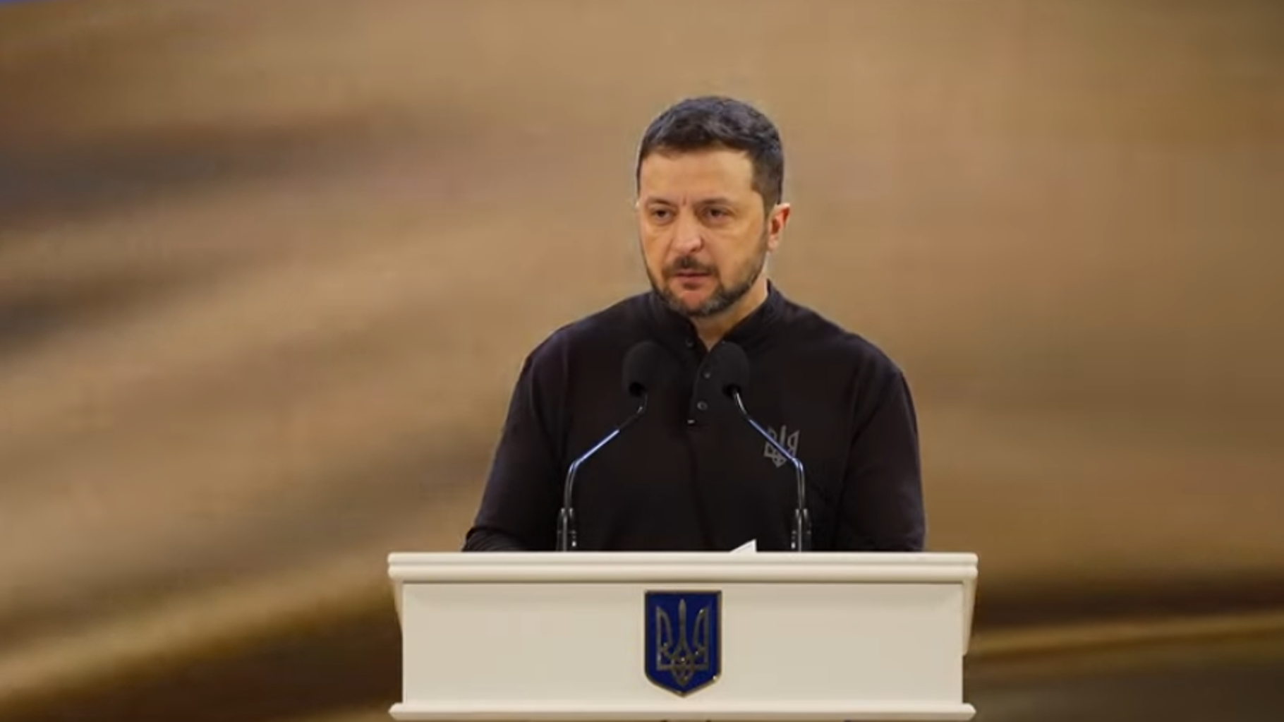 Zelensky s’amuse de l’épisode du costume à la Maison Blanche, pendant une cérémonie à Kiev
