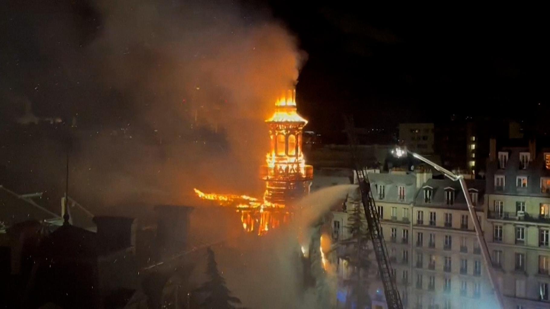 Paris : incendie à la mairie du XIIe arrondissement, la flèche de l’édifice à deux doigts de s’effondrer