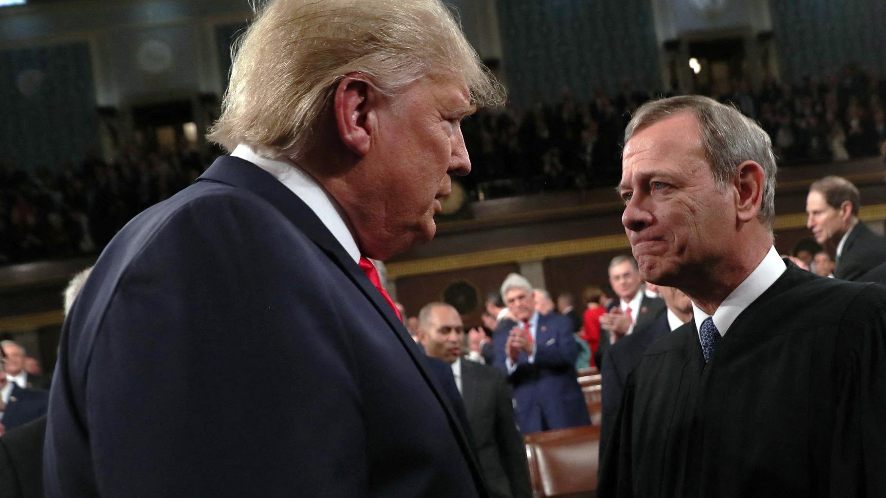 Donald Trump se fait recadrer par le président de la Cour suprême après avoir appelé à destituer un juge fédéral