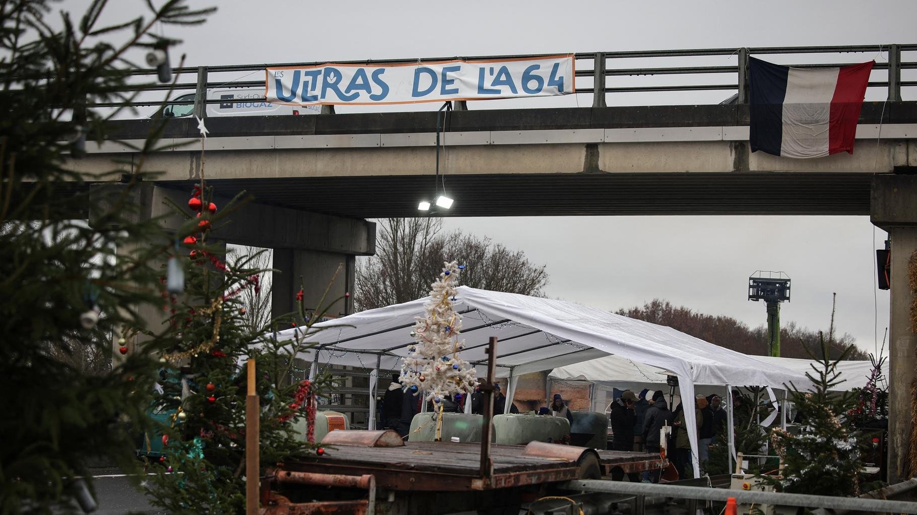 Malgré la rencontre entre Macron et les syndicats, des réveillons de Noël sur les barrages prévus