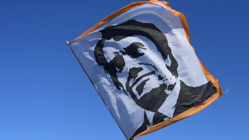 À Marseille, une statue de Bernard Tapie dévoilée sur le parvis du stade Vélodrome