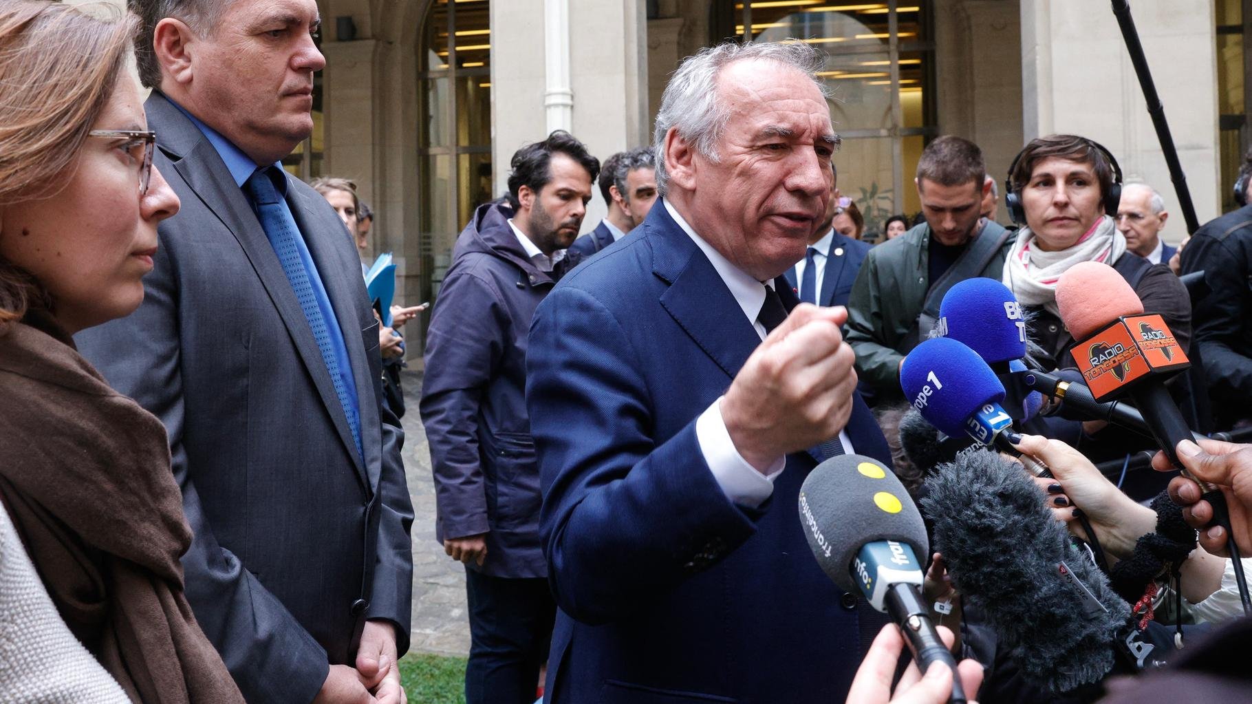 Agriculteurs, taxis : François Bayrou au défi de déminer ses premières colères sociales