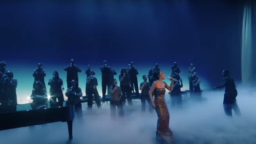 Aux Flammes, la prestation d’Amel Bent sur « Ma Philosophie » avec une chorale de gospel fait l’unanimité