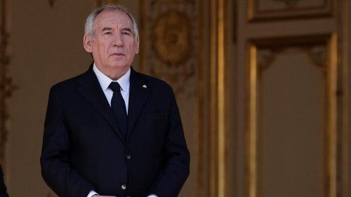 Les drapeaux en berne pour le pape François ? Ces élus français ulcérés (comme François Bayrou époque 2005)