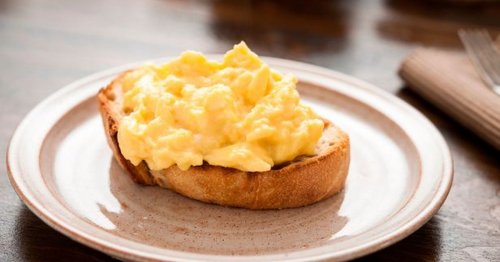 Why you should never put milk in scrambled eggs