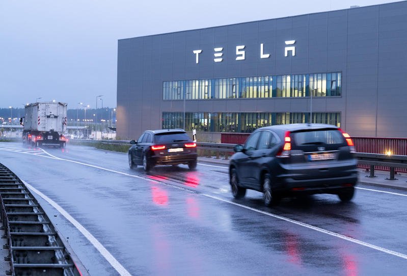 Allemagne : Tesla coupe les vivres aux travailleurs de sa giga-factory en congés maladie