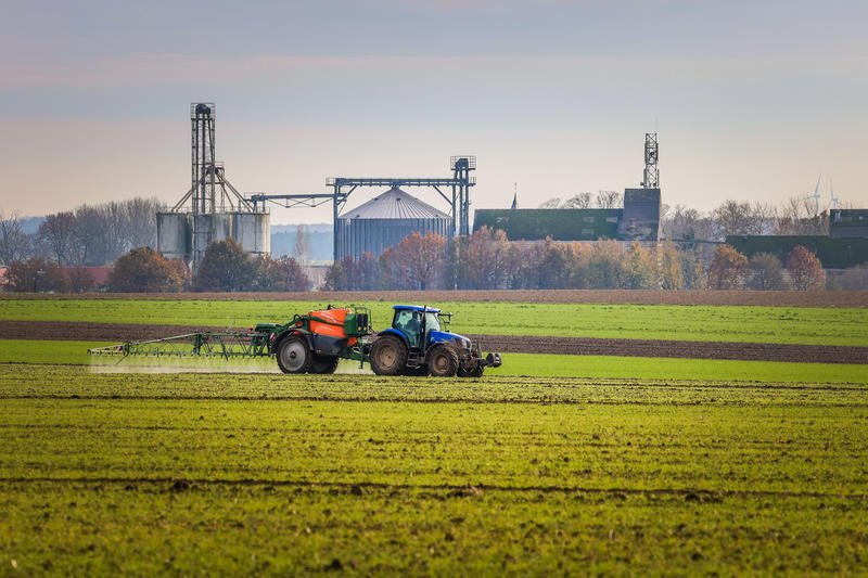 La commission européenne s’apprête à prolonger 90% des pesticides : un « retour en arrière de 30 ans », dénoncent les ONG