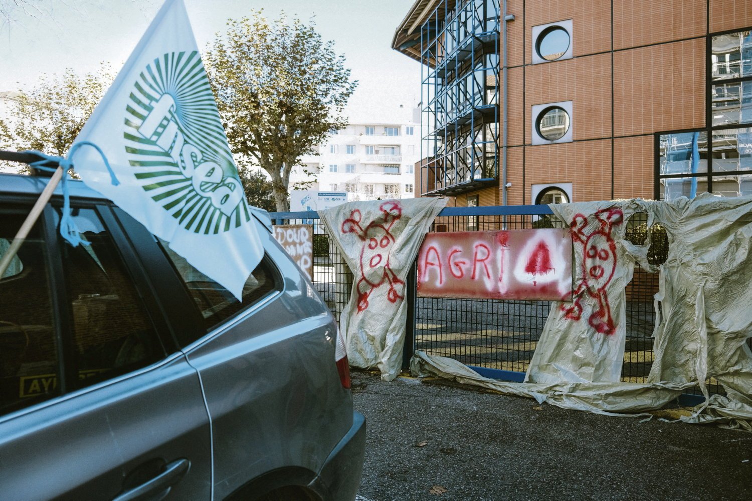 « Ça évite de remettre en cause le modèle agricole libéral » : les agents de l’OFB, « boucs émissaires » de la colère agricole