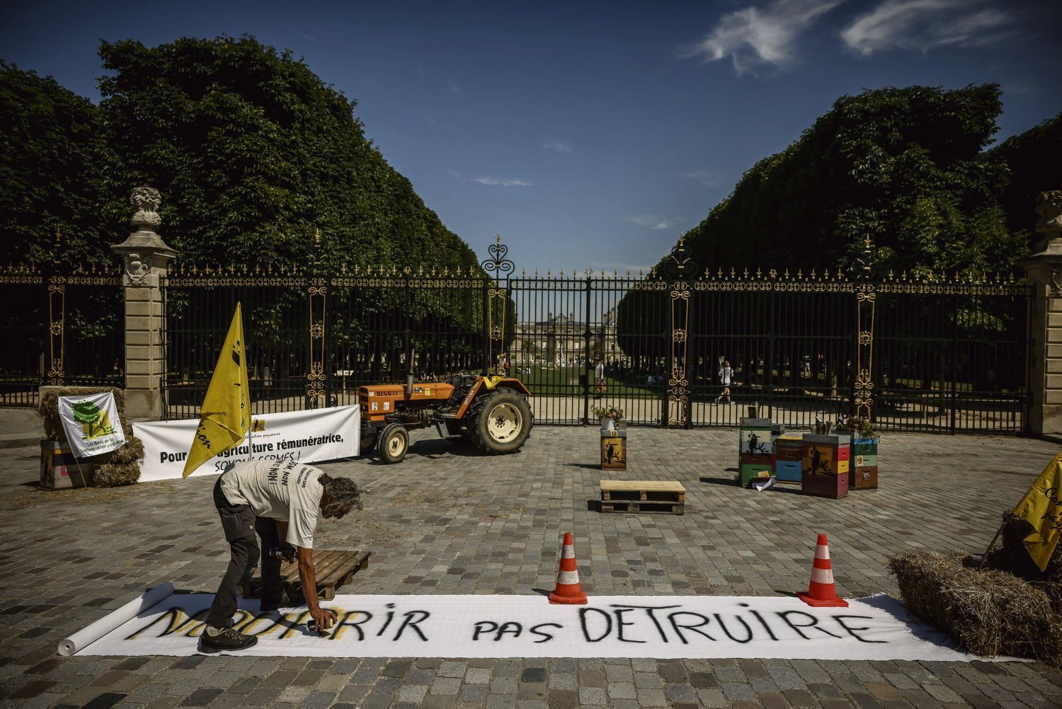 « Cancer, colère ! » : face à la loi Duplomb imposée par les lobbys, la résistance paysanne s’organise en marge de la CMP