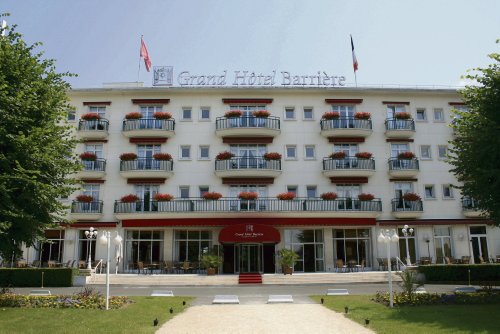 « Avec les clients, c’est la roulette russe » : à l’hôtel Barrière du casino d’Enghien, des salariées victimes de violences sexistes et sexuelles face au silence de la direction