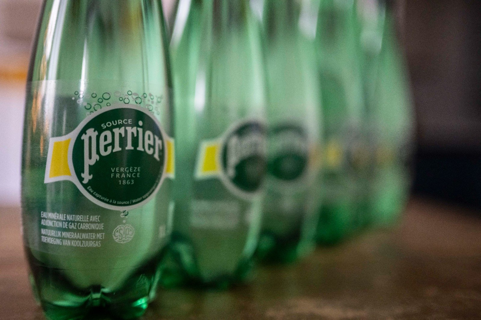 Scandale des eaux en bouteille : un rapport sanitaire défavorable à Nestlé caviardé par l’État