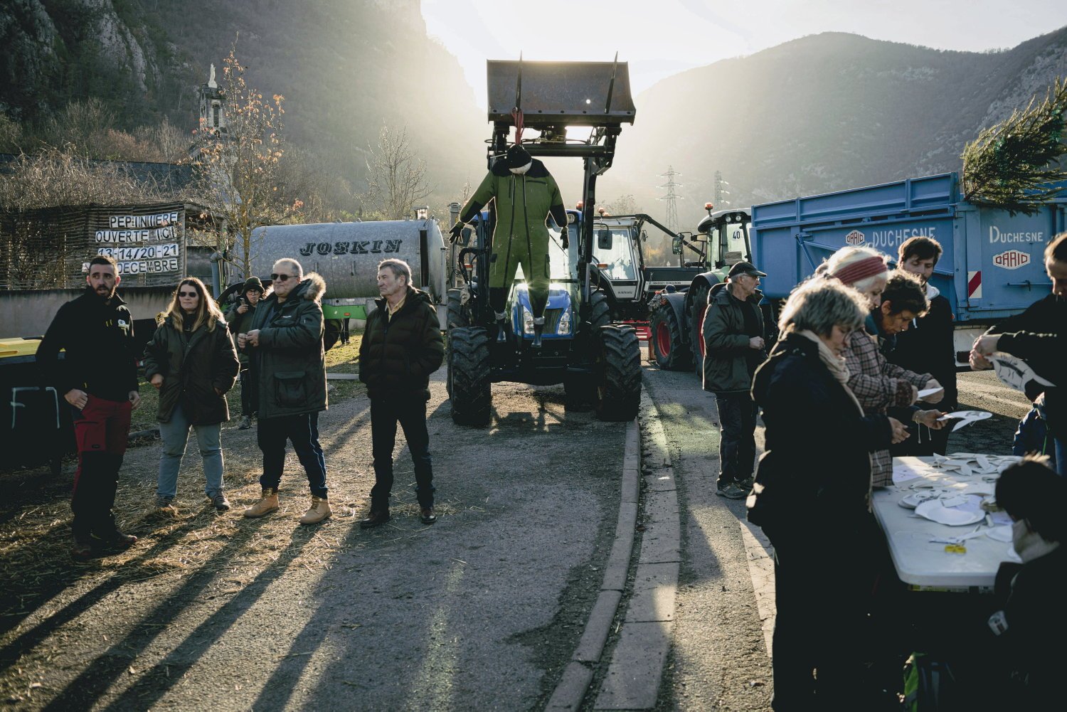 Les agriculteurs toujours mobilisés, un nouveau porte-avions pour la France, le coup d&rsquo;envoi de la CAN au Maroc, Donald Trump menace encore le Venezuela… Ce qu&rsquo;il ne fallait pas manquer ce week-end