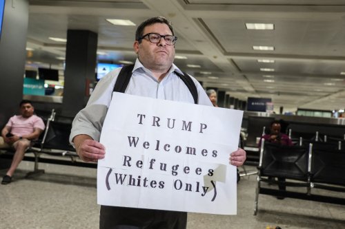Des Afrikaners « réfugiés » accueillis aux États-Unis : comment Donald Trump instrumentalise un faux « génocide » en Afrique du Sud