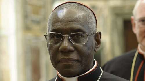 Succession du pape François : le cardinal Robert Sarah, candidat de Bolloré et digne héritier de l’Inquisition