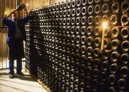 « Les caves sont pleines, mais les caisses aussi » : les raisons de la colère dans le champagne et le cognac
