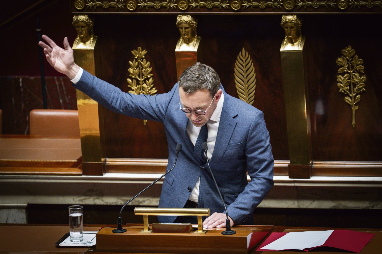 « Ce coup de force relève d’une forme de trumpisme » : à l’Assemblée, la loi Duplomb privée de débats au grand bonheur de l’agro-industrie