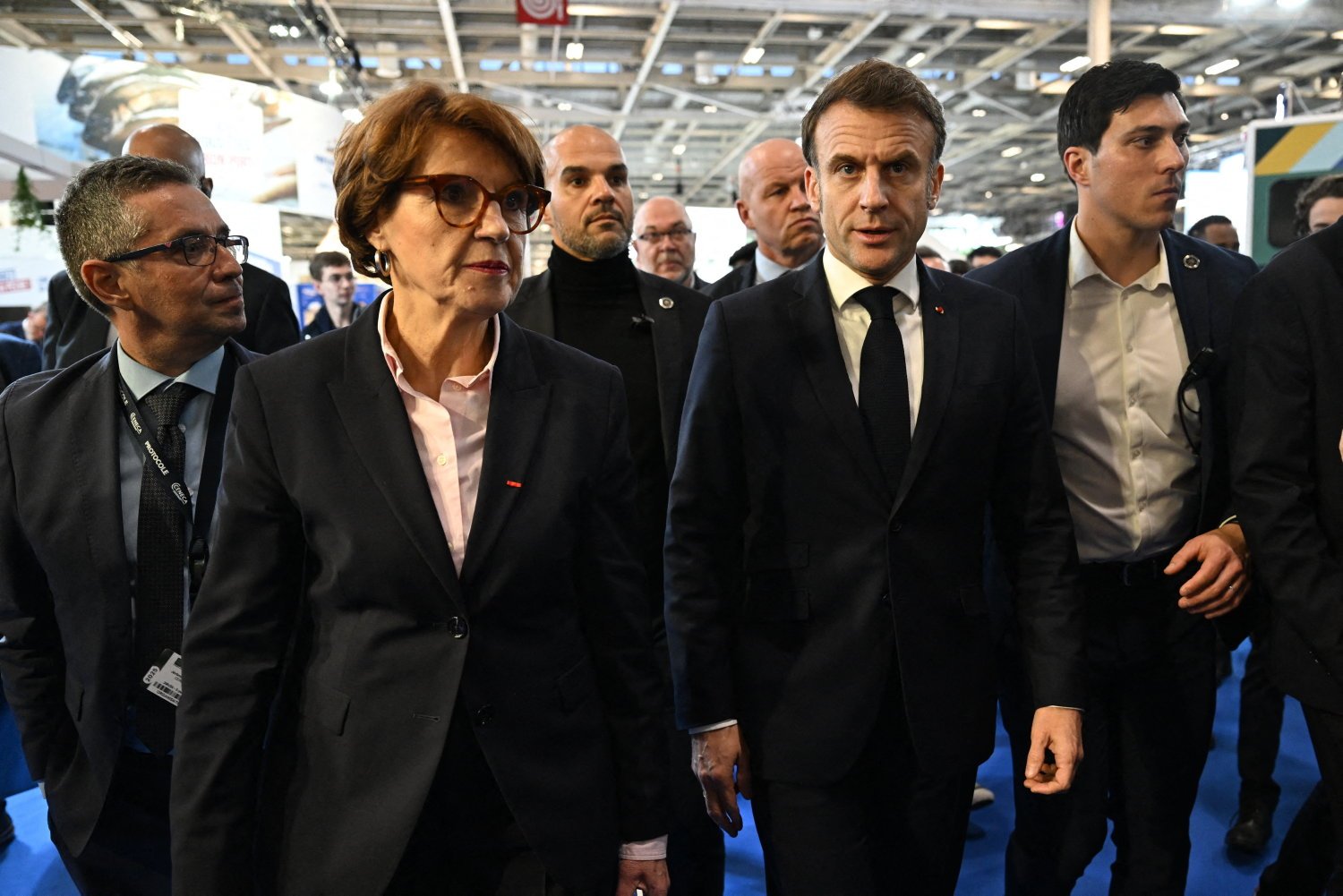 Emmanuel Macron valorise en paroles le rôle des paysans