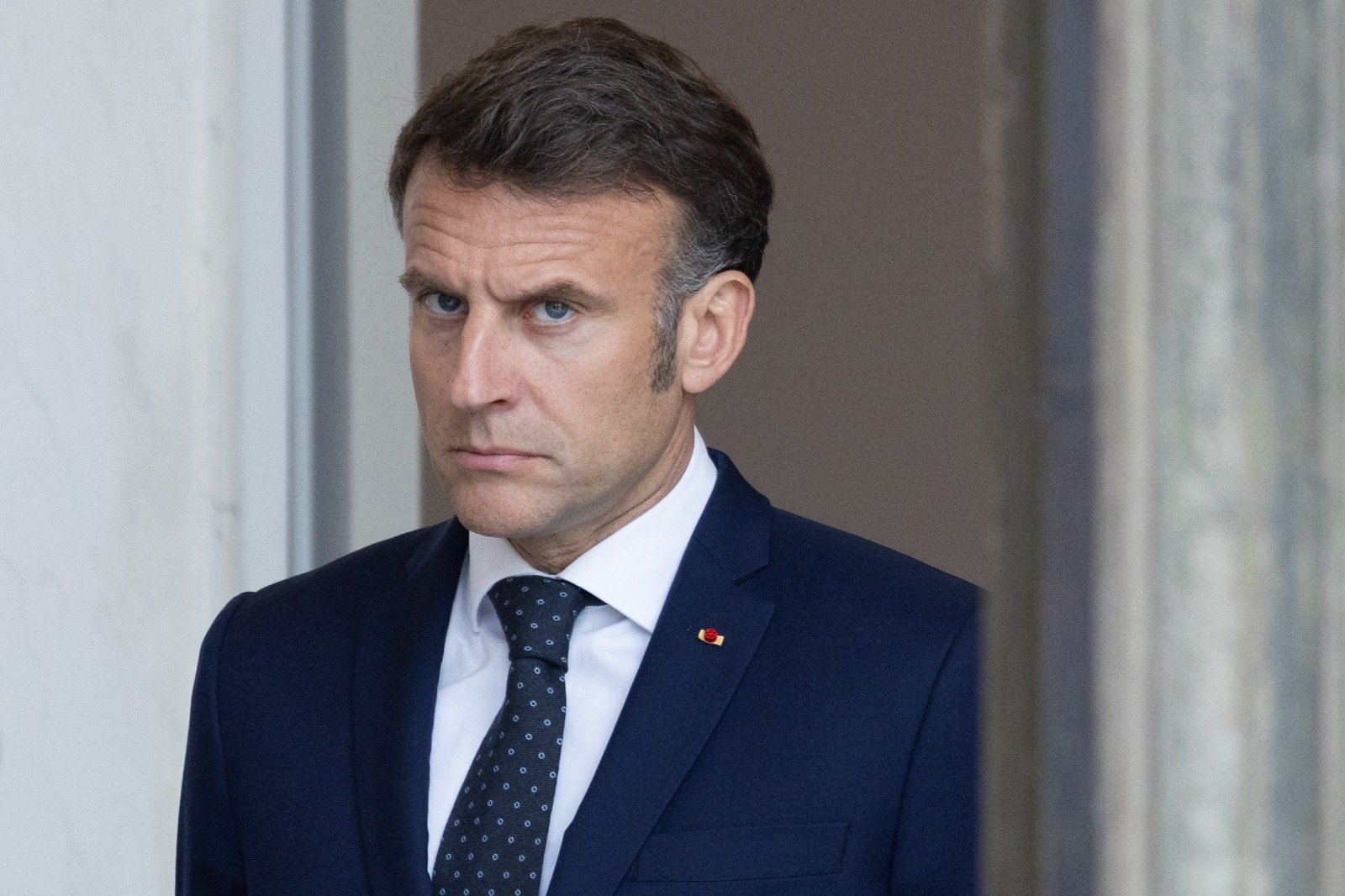 « Un terrain de jeux pour les services algériens » : Avec l’expulsion de 12 agents consulaires, le gouvernement et Macron replongent dans la crise diplomatique
