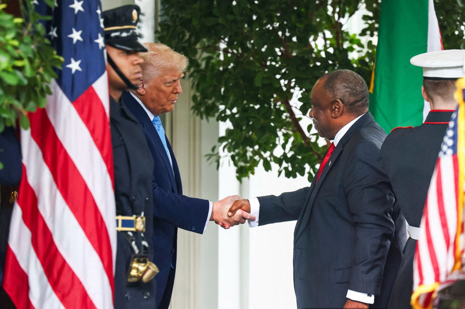 Rencontre Trump-Ramaphosa : nouvelle scène surréaliste dans le bureau ovale à base de fake news sur un « génocide des blancs » en Afrique du Sud