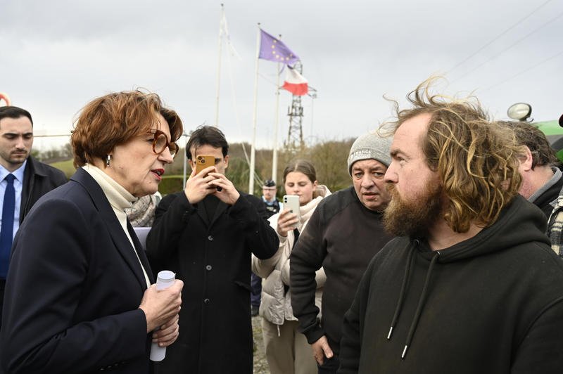 Colère des agriculteurs : l’exécutif entend donner des gages à l’agro-industrie lors du Salon de l’agriculture