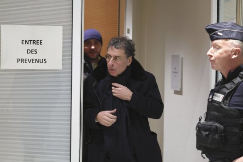 « C’est toujours lui qui payait la note » : Claude Guéant, Alexandre Djouhri et l’encombrant cadeau de la montre à 11 330 euros