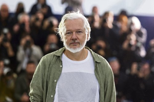 À Cannes, Julian Assange arbore un tee-shirt avec les noms de 4 986 enfants palestiniens tués par Israël à Gaza