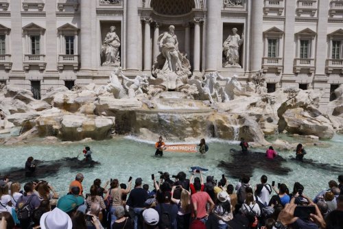 Rome’s Trevi Fountain Dyed Black in Latest Climate Action