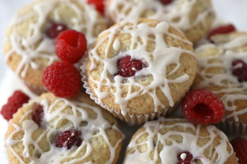 Easy Vegan Raspberry Muffins [+VIDEO]