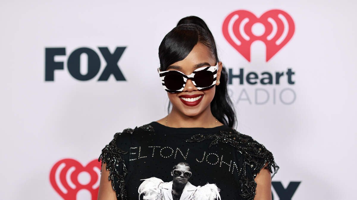 H.E.R. Pays Tribute to Elton John With 2021 iHeart Awards Red Carpet Look