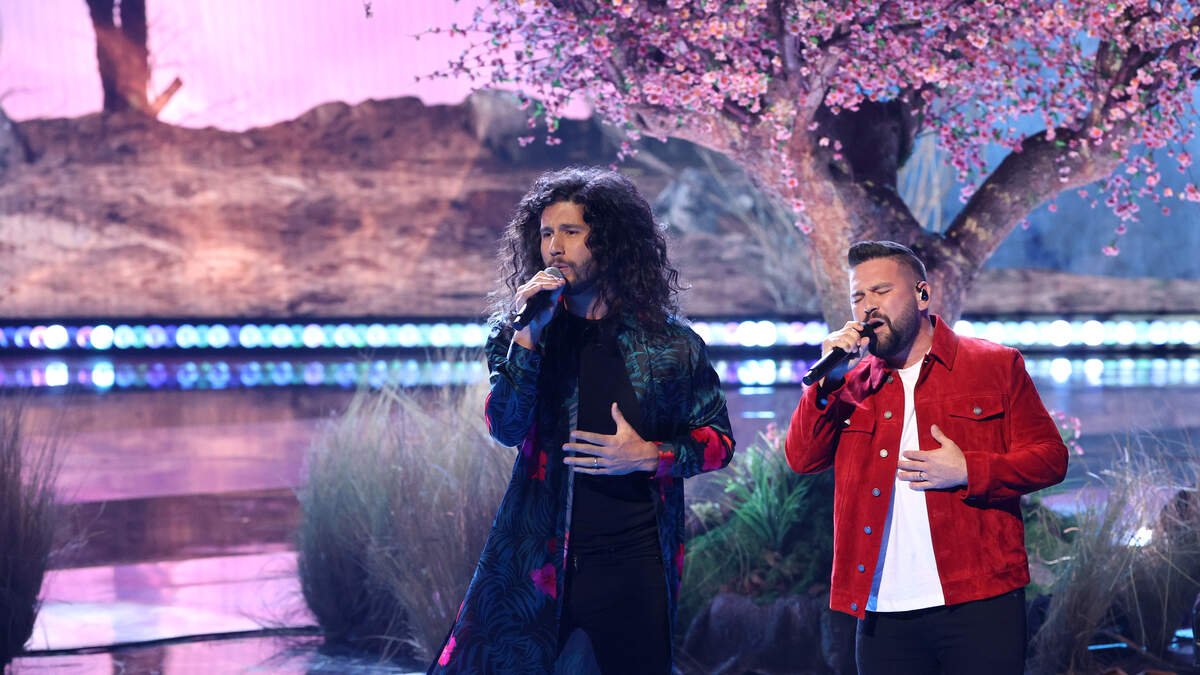 Dan + Shay Perform 'Glad You Exist' At The iHeartRadio Music Awards