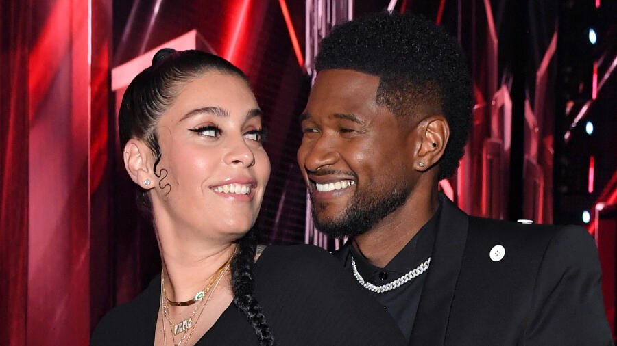 Baby No. 4! Usher's Girlfriend Debuts Baby Bump At iHeartRadio Music Awards